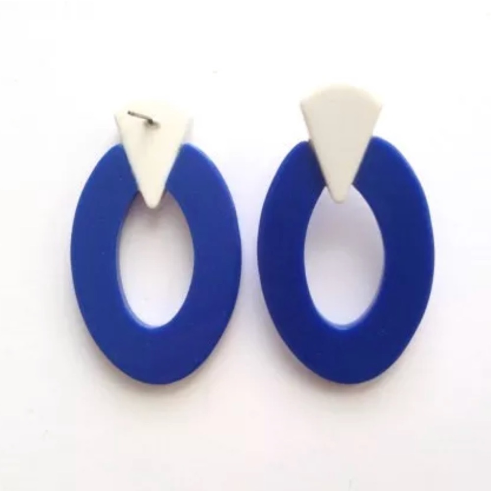2” 1960’s Vintage Mod Plastic Earrings White Blue